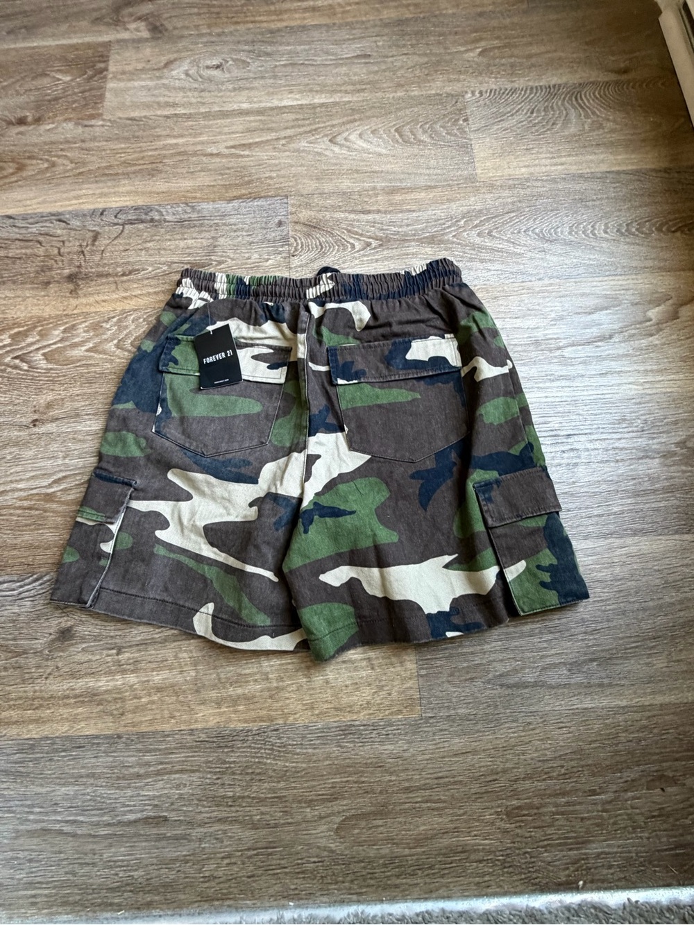 Forever 21 Women's Camo Cargo Shorts - Green Camo